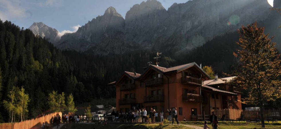 Albergo, biolago balneabile, anfiteatro, torre-palestra il tutto a 800 euro al mese